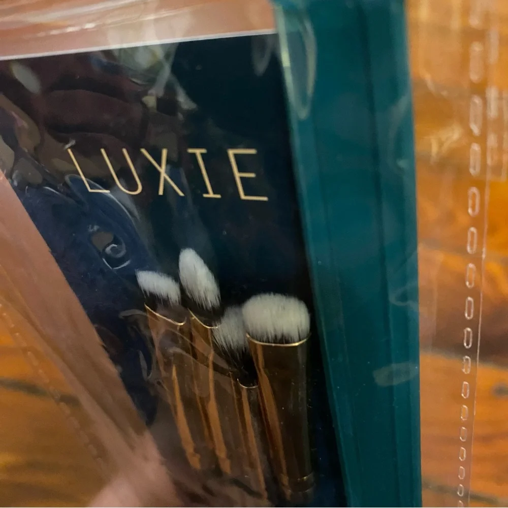 LUXIE Enchanted Eye Set Comes with case Make Up Brush Set NWT